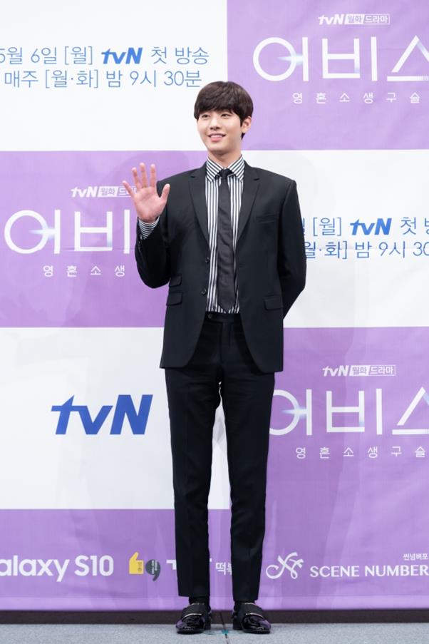 ‘어비스’ 안효섭이 역대급 비주얼 연기에 대한 부담을 전했다. tvN 제공