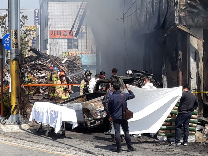 3일 오전 충남 아산 한 건물로 차량이 돌진해 불이 나 경찰관과 소방관이 현장을 수습하고 있다. 이 사고로 차량 운전자가 사망했다고 경찰은 밝혔다. 연합뉴스