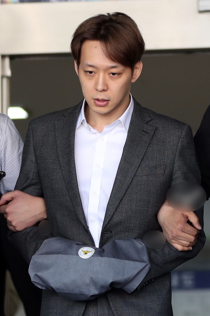 마약 투약 혐의로 구속된 배우 겸 가수 박유천(33) 씨가 3일 오전 검찰 송치를 위해 경기도 수원시 수원남부경찰서를 나와 호송차량으로 향하고 있다. 연합뉴스