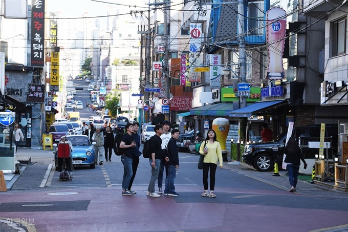 2일 오후 핫플레이스로 떠오르는 서울 송파구 송리단길에 사람들이 모여들고 있다. 홍인기 기자