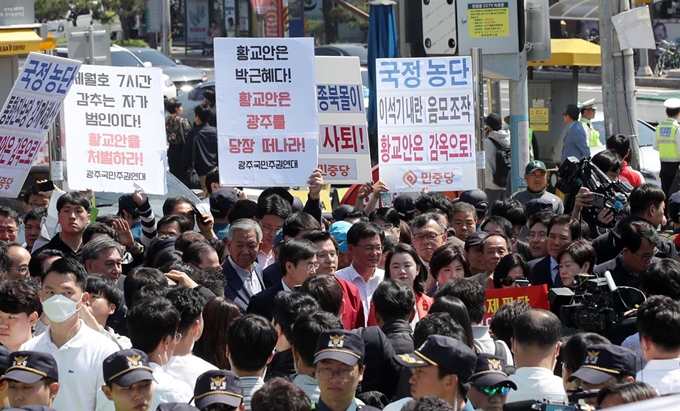 황교안 자유한국당 대표를 비롯한 의원들이 3일 오전 광주 송정역 광장에서 광주 시민들과 시민단체들의 항의 속에서 '문재인 STOP! 광주시민이 심판합니다' 행사를 열고 있다. 광주=연합뉴스