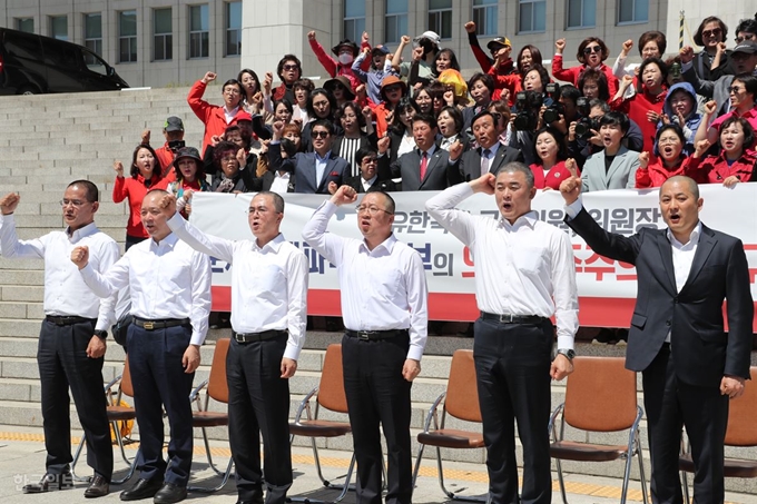 자유한국당 좌파독재저지특별위원장을 맡은 김태흠 의원을 비롯한 4명의 의원과 지역 위원장이 2일 오전 국회 본청 앞에서 선거법 개정안과 고위공직자범죄수사처(공수처) 법안 패스트트랙(신속처리안건) 지정의 부당성을 알리는 삭발식을 마친 뒤 구호를 외치고 있다. 왼쪽부터 이창수 충남도당 위원장, 성일종, 김태흠, 이장우, 윤영석, 박대출 의원. 오대근기자