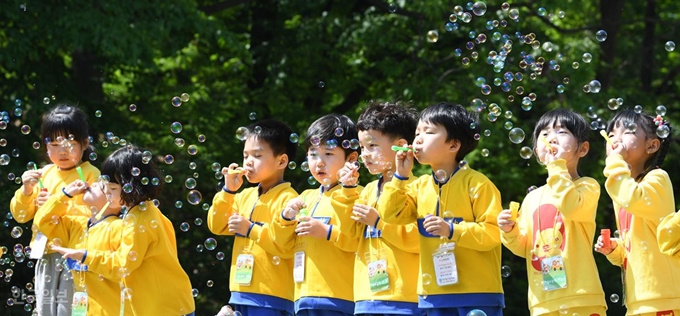 어린이 날을 이틀 앞둔 3일 오전 서울 능동 어린이대공원으로 소풍나온 유치원생 어린이들이 비누방울 놀이를 하며 즐거워 하고 있다 .배우한 기자