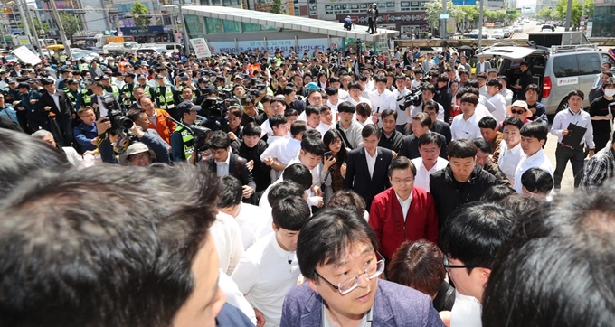 황교안 자유한국당 대표를 비롯한 의원들이 3일 오전 광주광역시 송정역 광장에서 열린 '문재인 STOP! 광주시민이 심판합니다' 행사를 마친 뒤 5.18 단체들의 항의를 받으며 역사로 이동하고 있다. 광주=연합뉴스