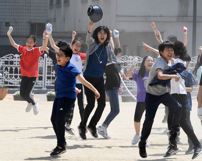 3일 오전 서울 강서구 가곡초등학교 운동장에서 어린이날 기념 소체육대회가 열린 가운데 6학년 학생들이 줄다리기에서 우승한 후 기뻐하고 있다. 홍인기 기자