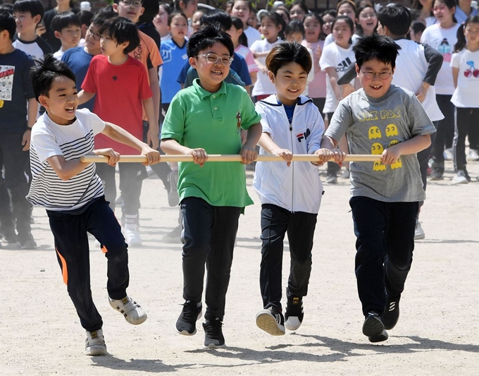 3일 오전 서울 강서구 가곡초등학교 운동장에서 어린이날 기념 소체육대회가 열린 가운데 4학년 학생들이 운수대통 달리기를 하고 있다. 홍인기 기자