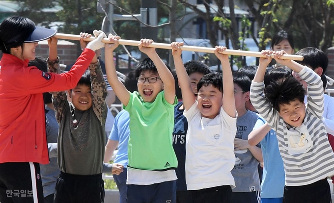 3일 오전 서울 강서구 가곡초등학교 운동장에서 어린이날 기념 소체육대회가 열린 가운데 4학년 학생들이 운수대통 달리기 우승을 하자 기뻐하고 있다. 홍인기 기자