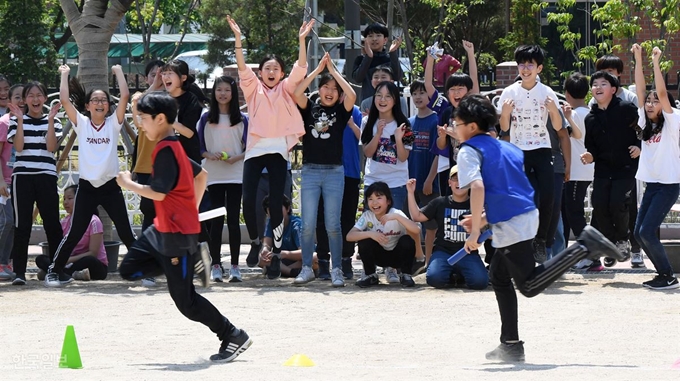 3일 오전 서울 강서구 마곡동 가곡초등학교 운동장에서 어린이날 기념 체육대회가 열린 가운데 고학년 이어달리기 시합에 주변 학생들이 열띤 응원을 보내고 있다. 홍인기 기자