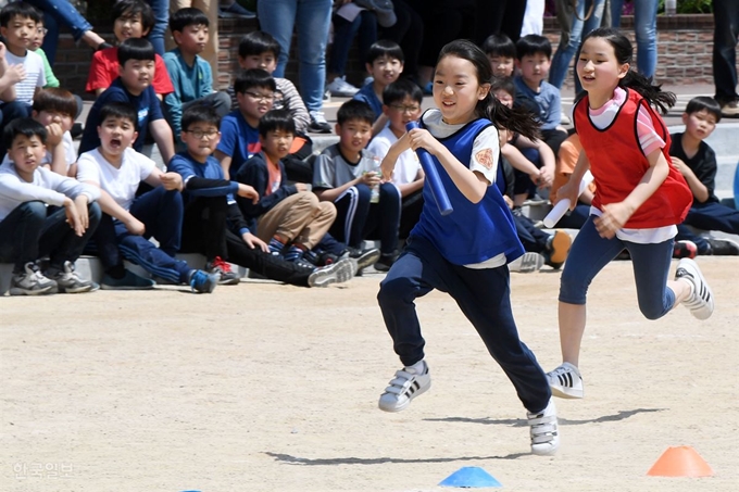 3일 오전 서울 강서구 가곡초등학교 운동장에서 어린이날 기념 소체육대회가 열린 가운데 고학년 이어달리기 시합이 벌어지고 있다. 홍인기 기자