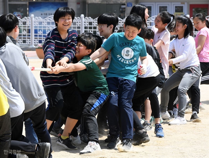 3일 오전 서울 강서구 가곡초등학교 운동장에서 어린이날 기념 소체육대회가 열린 가운데 6학년 학생들이 줄다리기를 하고 있다. 홍인기 기자