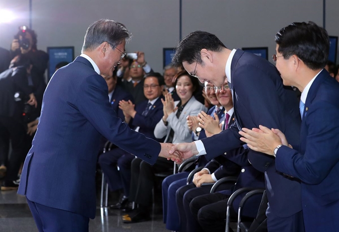 [PYH2019043016780001300] <YONHAP PHOTO-3161> 문재인 대통령이 지난달 30일 시스템 반도체 비전 선포식이 열린 삼성전자 화성캠퍼스 부품연구동(DSR)에서 발언을 마치고 내려오며 이재용 삼성전자 부회장과 악수하고 있다. / 연합뉴스