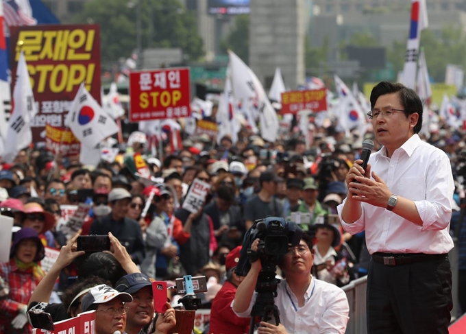 황교안 자유한국당 대표가 4일 서울 광화문광장 일대에서 열린 '문재인 STOP, 국민이 심판합니다' 3차 장외집회에서 연설하고 있다. 연합뉴스