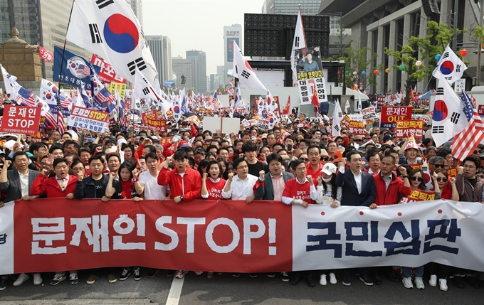 자유한국당 황교안 대표, 나경원 원내대표와 의원들이 4일 서울 광화문광장 일대에서 열린 '문재인 STOP, 국민이 심판합니다' 3차 장외집회에 참석해 지지자들과 행진하고 있다. 연합뉴스