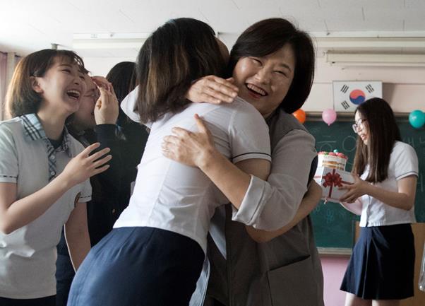 스승의 날을 맞아 지난해 5월 15일 서울 동대문구 정화여자상업고등학교에서 이효연 선생님이 제자들을 안아주고 있다. 연합뉴스