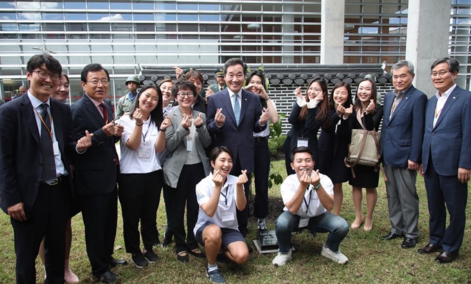 이낙연 국무총리가 5일(현지시간) 콜롬비아 보고타 한-콜롬비아 우호재활센터를 방문해 코이카 직원들과 기념촬영을 하고 있다. 연합뉴스