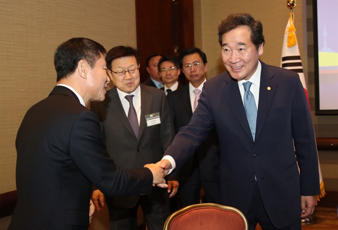 이낙연 국무총리가 5일(현지시간) 콜롬비아 보고타 메리어트호텔에서 열린 수행기업인 초청 간담회에서 기업인들과 인사하고 있다. 연합뉴스