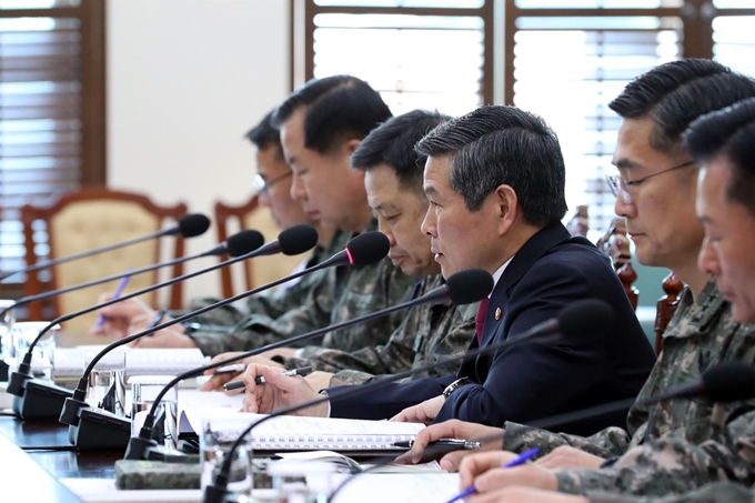 정경두 국방부 장관이 3일 청와대 여민관 소회의실에서 문재인 대통령에게 현안 보고를 하고 있다. 연합뉴스