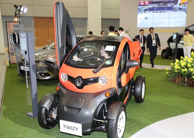 제6회 국제전기자동차엑스포(International Electric Vehicle Expo·IEVE)가 '전기차 혁신을 향해 질주하라(Drive EVolution)'를 주제로 8일부터 11일까지 나흘간 제주 서귀포시 제주국제컨벤션센터에서 열린다. 사진은 지난해 열린 엑스포 전경. 국제전기차엑스포 조직위원회 제공.