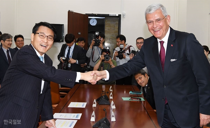 윤상현 국회 외교통일위원장이 7일 오전 서울 여의도 국회 외교통일위원회로 찾아 온 볼칸 보즈크르 터키 외교위원장을 만나고 있다.배우한 기자