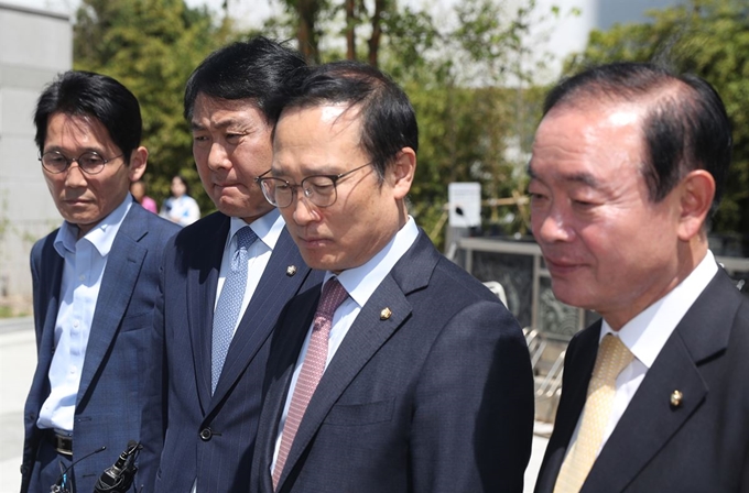 지난 2일 서울 종로구 서울대학교병원에 입원 치료 중인 문희상 국회의장 병문안을 마친 여야 4당 원내대표들이 어두운 표정으로 병원을 나서고 있다. 왼쪽부터 윤소하 정의당, 김관영 바른미래당, 홍영표 더불어민주당, 장병완 민주평화당 원내대표. 연합뉴스