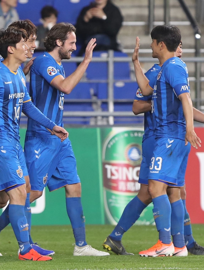 7일 오후 울산 문수축구경기장에서 열린 2019 AFC 챔피언스리그 H조 조별예선 5차전 울산 현대와 호주 시드니 FC의 경기에서 울산 믹스(왼쪽 두번째)가 선제골을 넣고 팀 동료들과 기뻐하고 있다. 울산=연합뉴스