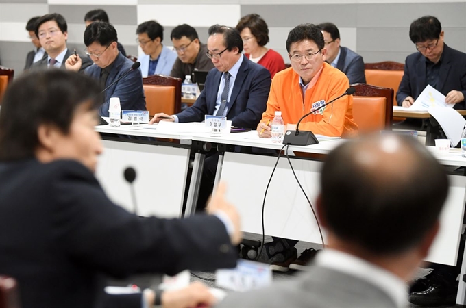 경북도가 8일 대구경북 통합신공항 추진단을 발족하고 이철우 도지사가 주재한 회의를 하고 있다. 경북도 제공