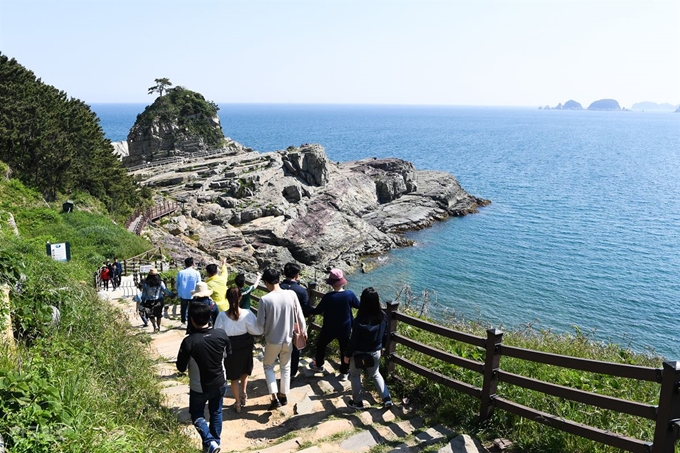 7일 오후 거제블루시티투어를 이용하는 관광객들이 경남 거제시 남부면 갈곶리에 위치한 신선대를 둘러보고 있다. 거제=전혜원 기자