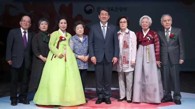 2일 오후 서울 삼청동 국립현대미술관 서울관에서 열린 ‘예술가의 장한 어버이상’ 시상식에서 나태주(맨 왼쪽) 시인과 김정순(자매 국악인인 서춘영ㆍ서은영ㆍ서진희씨 어머니ㆍ왼쪽에서 세번째)씨 등 수상자, 박양우 문화체육관광부 장관(왼쪽에서 다섯번째) 등이 기념사진을 찍고 있다. 문화체육관광부 제공