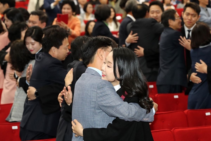 8일 오후 경기도 과천시 정부과천청사 지하 대강당에서 열린 신임 검사 임관식에서 가족들이 신임 검사에게 법복을 입혀준 후 포옹하고 있다. 뉴스1