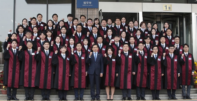 박상기 법무부 장관이 8일 오후 과천 정부과천청사에서 열린 신임 검사 임관식에서 로스쿨 출신 신임 검사들과 기념촬영을 하고 있다. 연합뉴스