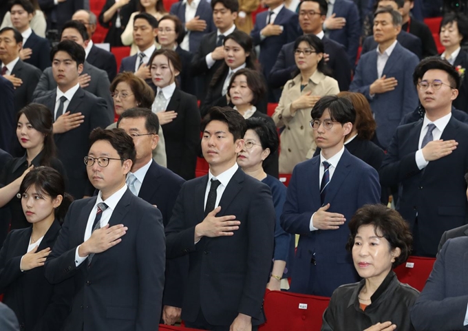 8일 오후 과천 정부과천청사에서 열린 신임 검사 임관식에서 로스쿨 출신 신임 검사들이 국기에 대한 경례를 하고 있다. 연합뉴스