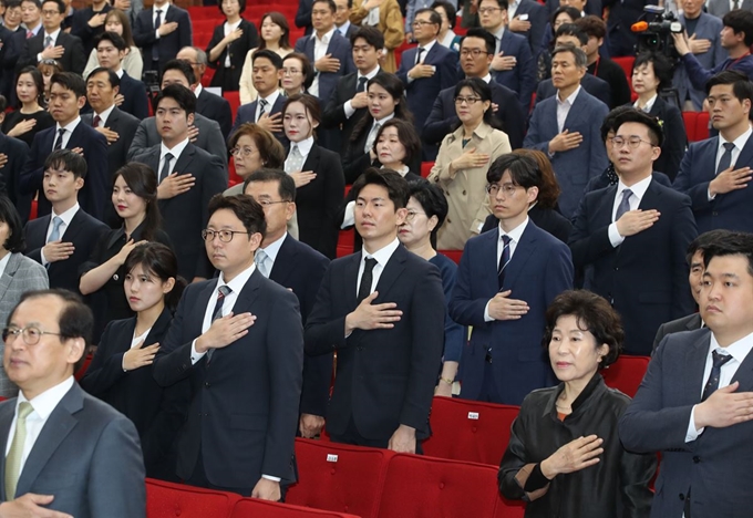 8일 오후 과천 정부과천청사에서 열린 신임 검사 임관식에서 로스쿨 출신 신임 검사들이 국기에 대한 경례를 하고 있다. 연합뉴스