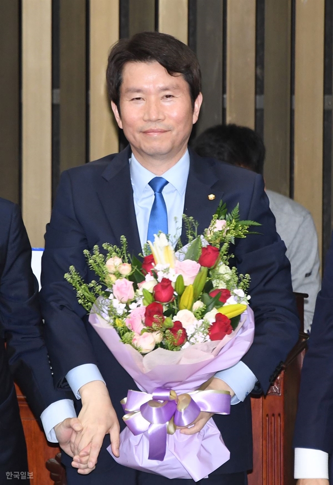 [저작권 한국일보] 이인영 더불어민주당 의원이 8일 의원총회에서 새 원내대표로 선출된 뒤 꽃다발을 받고 기뻐하고 있다. 오대근 기자