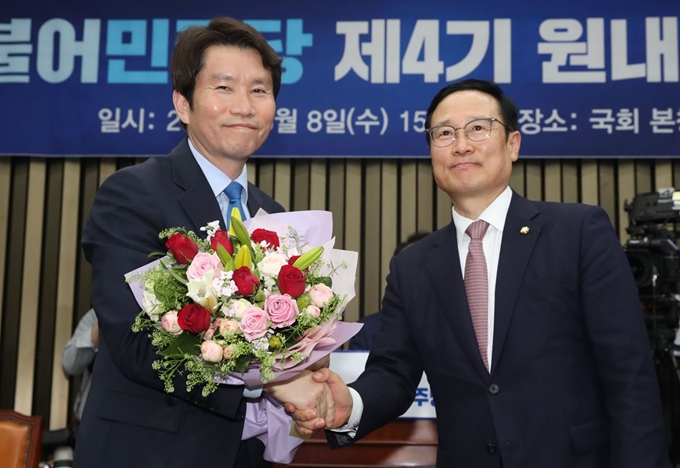 8일 여의도 국회에서 더불어민주당 새 원내대표로 당선된 이인영(왼쪽) 원내대표가 홍영표 전 원내대표의 축하를 받고 있다. 오대근기자