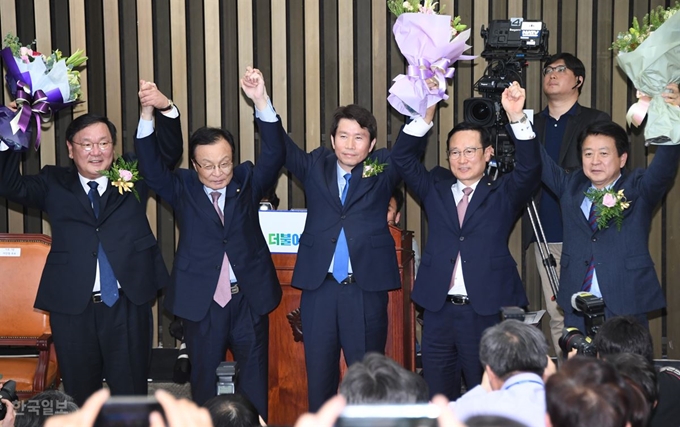 이인영 더불어민주당 새 원내대표가 8일 의원총회에서 선출되어 꽃다발을 받고 있다. 오대근기자