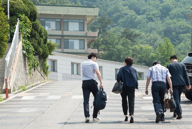 서울시교육청 감사팀이 지난 2017년 6월 서울 중구에 위치한 숭의초에 들어가고 있다. 한국일보 자료사진