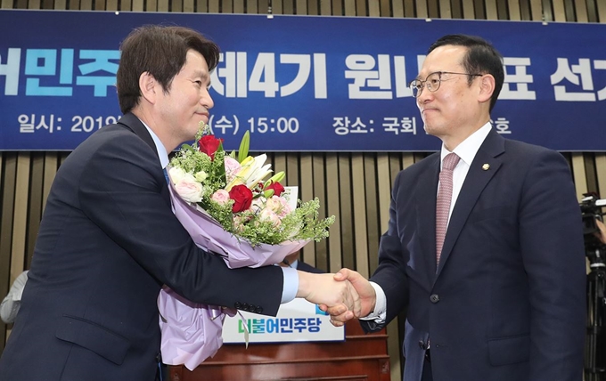 8일 오후 국회에서 열린 더불어민주당 원내대표 선거를 위한 의원총회에서 신임 원내대표로 당선된 이인영(왼쪽) 의원이 홍영표 전 원내대표의 축하를 받고 있다. 연합뉴스