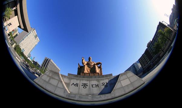 8㎜ 어안렌즈로 본 서울 광화문 세종대왕 동상. 한국일보자료사진