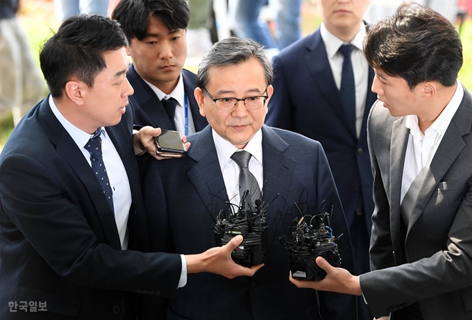 9일 오전 뇌물수수·성범죄 의혹을 받는 김학의 전 법무부 차관이 피의자 신분으로 수사단이 설치된 서울동부지검으로 들어서고 있다. 서재훈 기자 spring@hankookilbo.com /2019-05-09(한국일보)