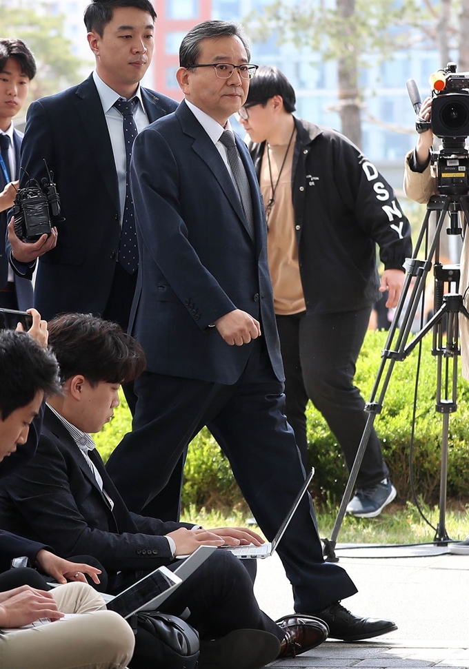 김학의 전 법무부 차관이 9일 오전 서울 송파구 서울동부지방검찰청에서 '뇌물수수와 성범죄 의혹'과 관련 피의자 신분 조사를 받기 위해 검찰로 들어서고 있다. 김학의