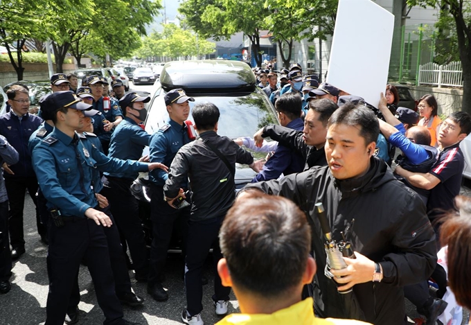 황교안 자유한국당 대표가 탑승한 차량이 9일 울산 매곡산업단지 내 한국몰드에 들어가려하자 민주노총 조합원과 진보정당 당원, 시민단체 회원들이 차량을 막아서고 있다. 뉴스1