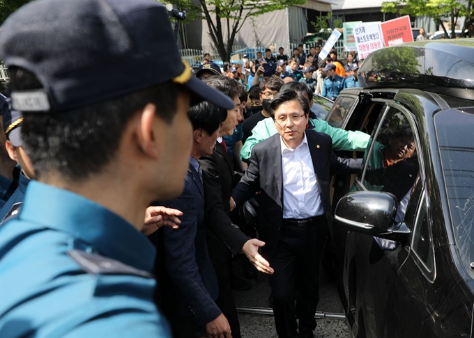 황교안 자유한국당 대표가 9일 울산 매곡산업단지 한국몰드에서 열린 최고위원회의 문재인정권 경제실정백서특위 연석회의에 참석하고 있다. 뉴스1