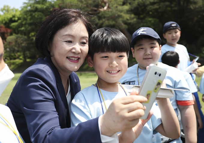 김정숙 여사가 9일 오후 청와대 녹지원에서 경내 관람을 하고 있는 도서·벽지 어린이들을 격려한 후 기념촬영하고 있다. 이날 관람 온 어린이들은 강원 모산초, 전남 두원초, 충북 오석초·노은초, 전북 임실기림초, 경북 금천초등학교 등 전국 도서·벽지 초등학생 200여 명이다. 청와대 제공