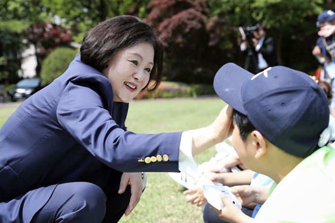 김정숙 여사가 9일 오후 청와대 녹지원에서 경내 관람을 하고 있는 도서·벽지 어린이들을 격려하고 있다. 이날 관람 온 어린이들은 강원 모산초, 전남 두원초, 충북 오석초·노은초, 전북 임실기림초, 경북 금천초등학교 등 전국 도서·벽지 초등학생 200여 명이다. 청와대 제공