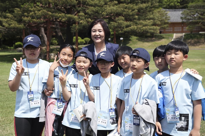 김정숙 여사가 9일 오후 청와대 녹지원에서 경내 관람을 하고 있는 도서·벽지 어린이들을 격려한 후 기념촬영하고 있다. 이날 관람 온 어린이들은 강원 모산초, 전남 두원초, 충북 오석초·노은초, 전북 임실기림초, 경북 금천초등학교 등 전국 도서·벽지 초등학생 200여 명이다. 청와대 제공