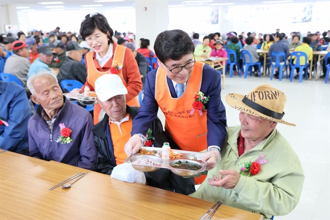 목포복지재단이 지역 어르신들을 초청해 사랑 담은 특식을 제공하고 있다. 재단 제공