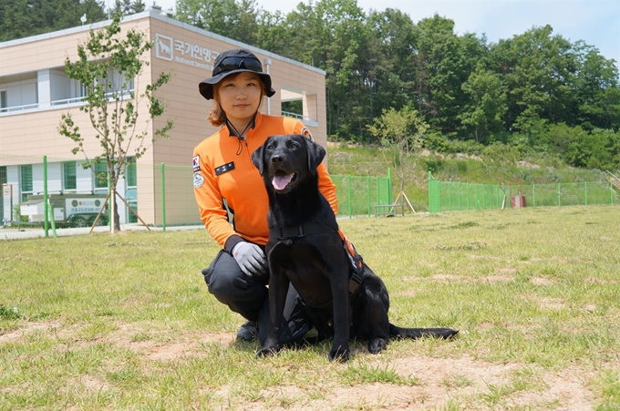 인명구조견 ‘소백’과 그의 핸들러 이진희 소방장. 소방청 제공