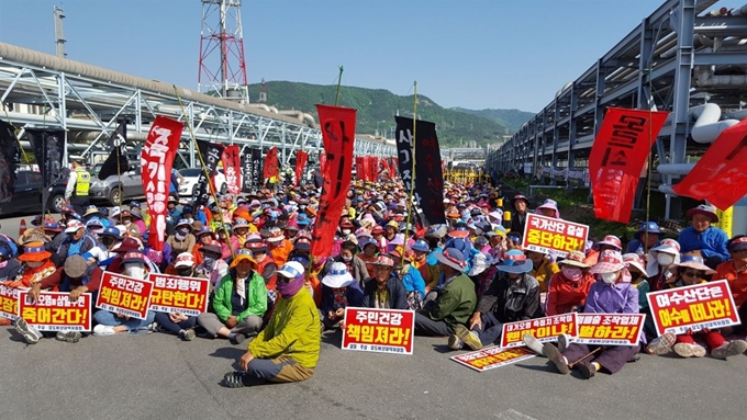 전남 여수국가산단 인근 주삼ㆍ묘도ㆍ삼일 주민 2,000여명이 여수산단 기업 앞에서 집회를 갖고 대기오염물질 배출농도 조작을 규탄하고 있다.