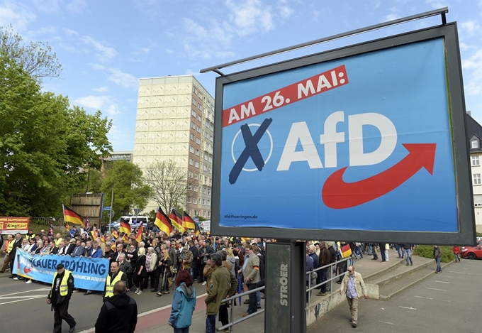 지난 1일 독일 에르푸르트 지역에서 극우정당 ‘독일을 위한 대안(AfD)’의 지지자들이 이달 말 실시되는 유럽의회 선거 유세 행진을 하고 있는 모습. 러시아와 연계된 사이버상 악성 행위자들은 AfD의 급부상과 시리아 난민 위기 등을 엮은 가짜 뉴스를 확산시켜 독일 이민정책을 둘러싼 분열을 조장시키려 하는 것으로 알려졌다. 에르푸르트=AP 연합뉴스