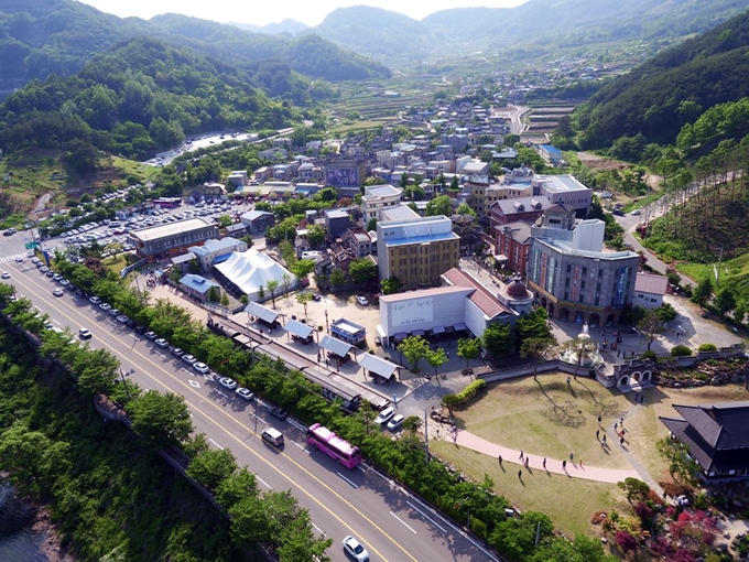 국내 최대 시대극 세트장인 경남 합천영상테마파크가 문화체육관광부의 ‘지역주도 관광개발 시범사업’에 선정돼 대대적인 리모델링과 재건축 및 랜드마크화 사업 등으로 새롭게 태어난다. 합천영상테마파크 전경. 합천군 제공